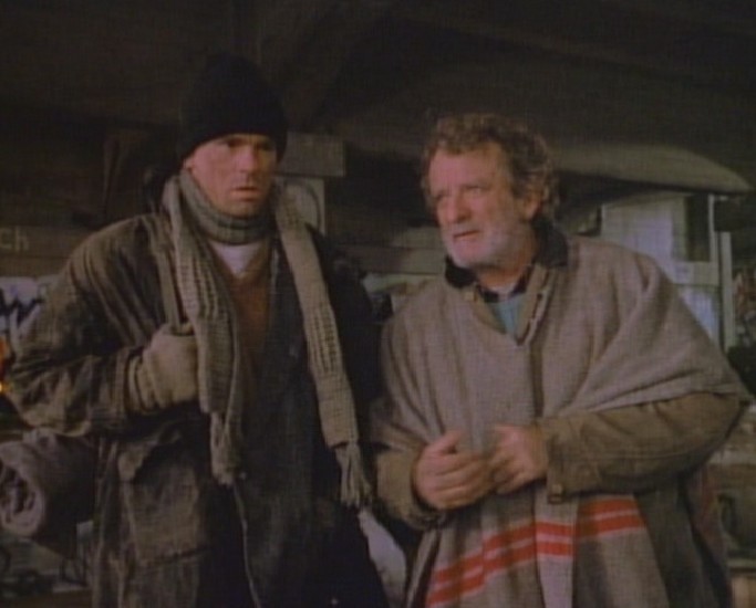 Angus MacGyver Trucs et Astuces - 6x16 T�moin Sans Parole - <!�  11m57 --> Mac d�guis� en Grazer, et Doc
